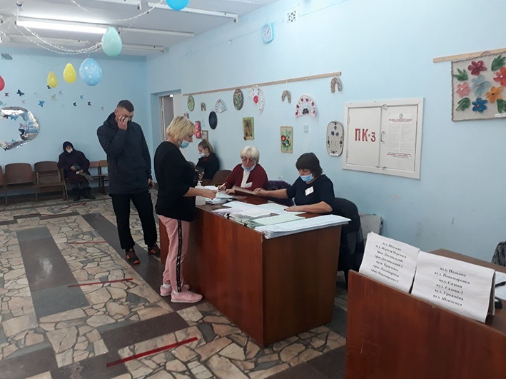 По обіді скупчення виборців немає