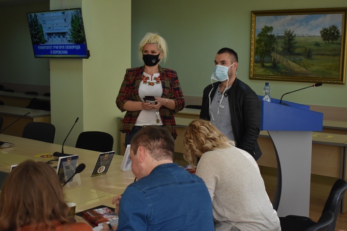 Руслана Потапенко також придбала книгу. Сказала: «Це моя невеличка допомога воїнам»