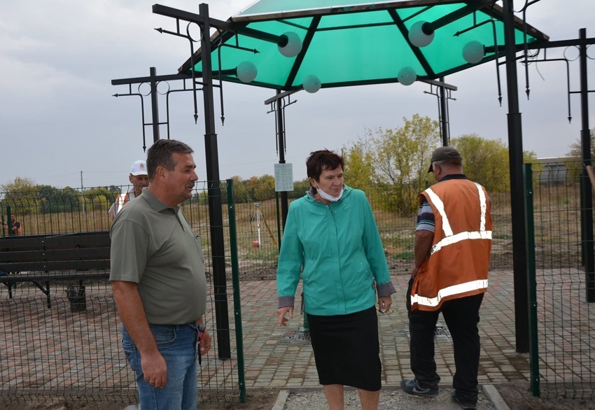 Марія Лях  контролює облаштування громадського бювету в Козлові 
