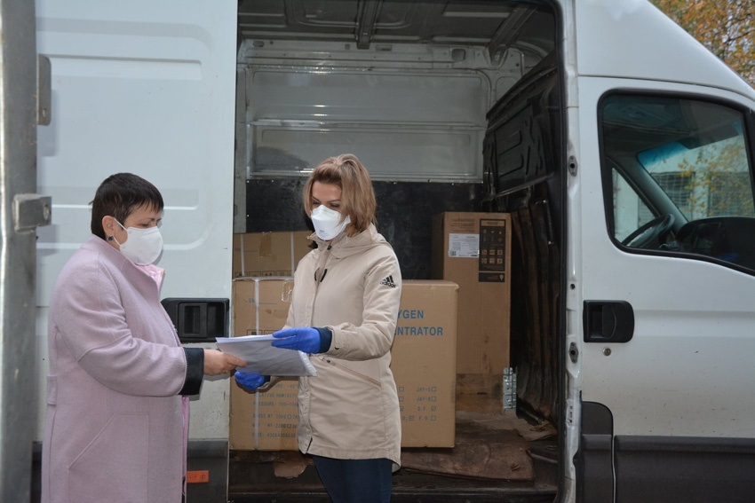 Лариса Кузьменгчук отримує обладнання від благодійників