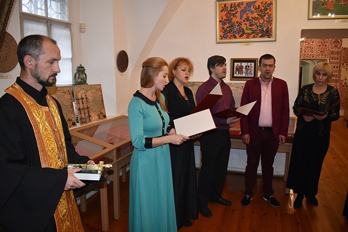 На презентації виставки виступили артисти мистецької школи ім. П. Сениці