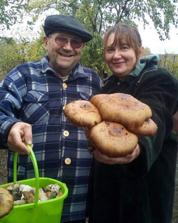 Євгенія і Валерій Демченки знайшли опеньки-гіганти