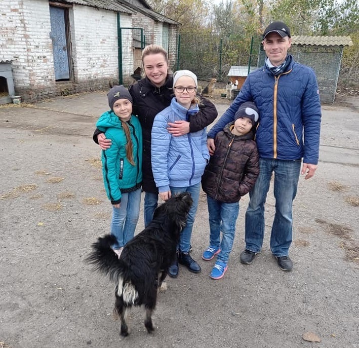 Анічка (у центрі) насолоджується подарунком