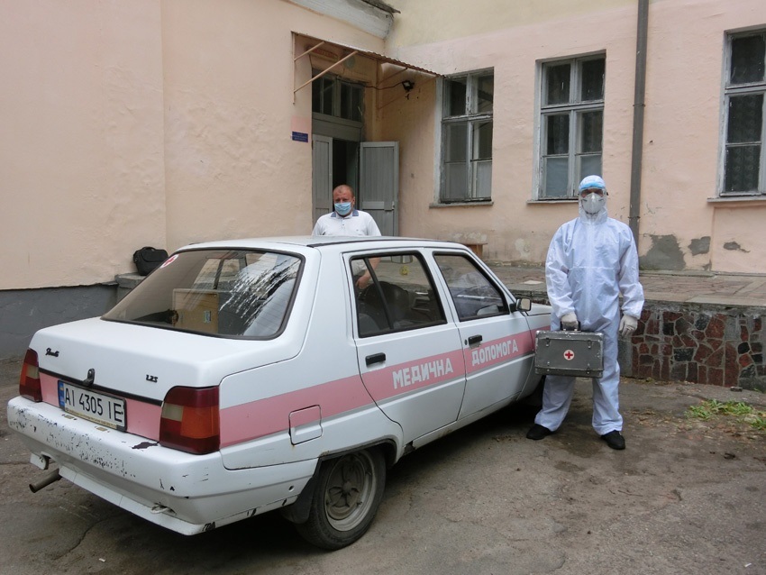 Таким автомобілем виїжджає на виклики мобільна бригада. Нині "Славута" зламалася. 