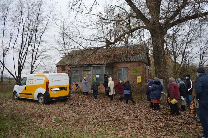Чергу до пошти пенсіонери займають зрання
