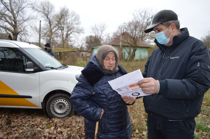 Валерій Ходько пояснює пенсіонерам про платіжки 