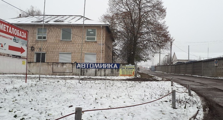 Вказівника на Героїв Дніпра ще немає. Орієнтиром слугує рекламний щит металобази