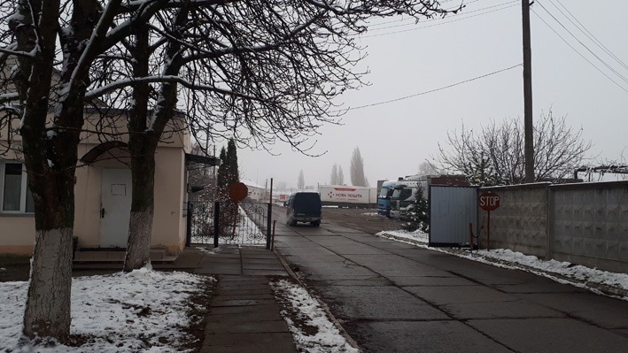 За прохідною розташоване приміщення, де працює "Нова пошта"