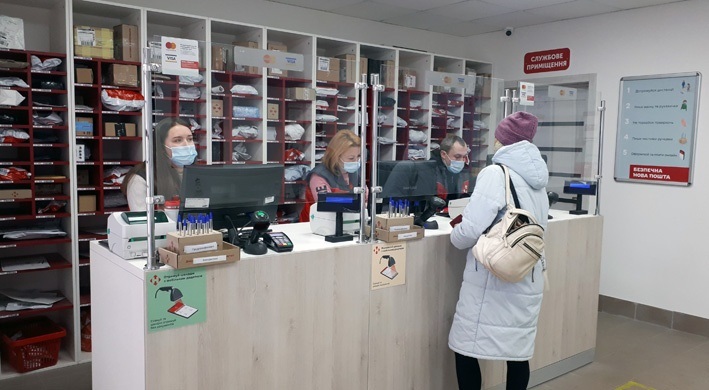 У новому відділенні клієнтів обслуговують три оператори
