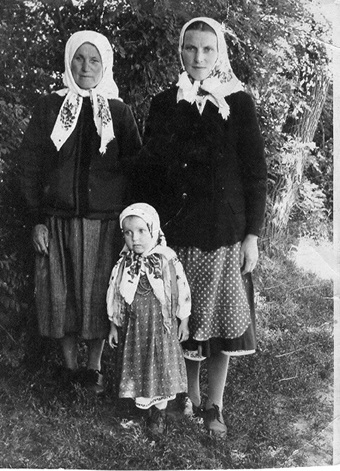 Парасковія Роман зі своєю тіткою Настею та донькою Олею. 1958 рік