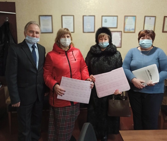 Начальник управління соцзахисту населення Валентин Гуща передав пільгові талони старостам  Гланишева та Вовчкова