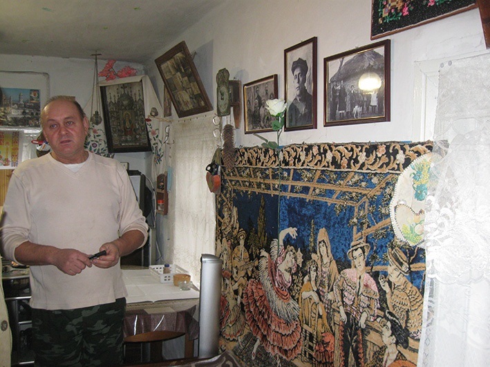 Сергій Рудник розповідає про столітню дідову хату, в якій живе під час вахти