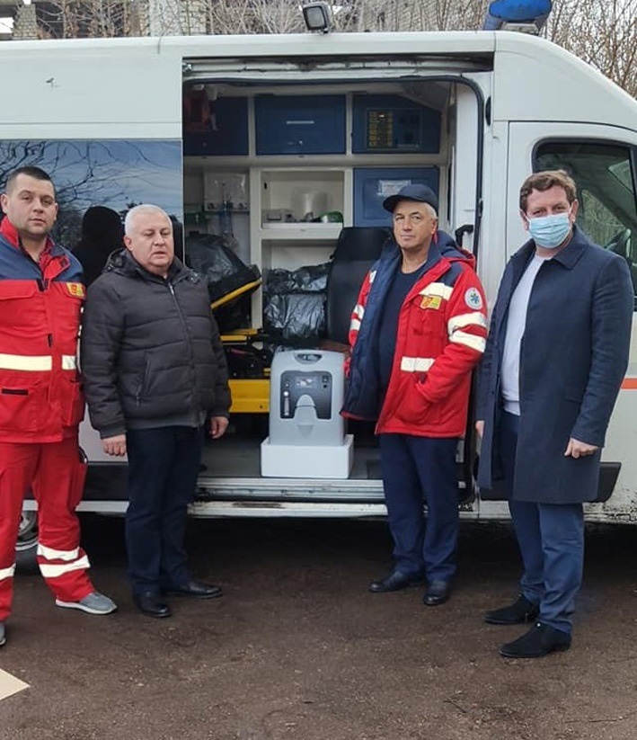 Мирослав Демків (другий праворуч) вдячний за підтримку всім меценатам