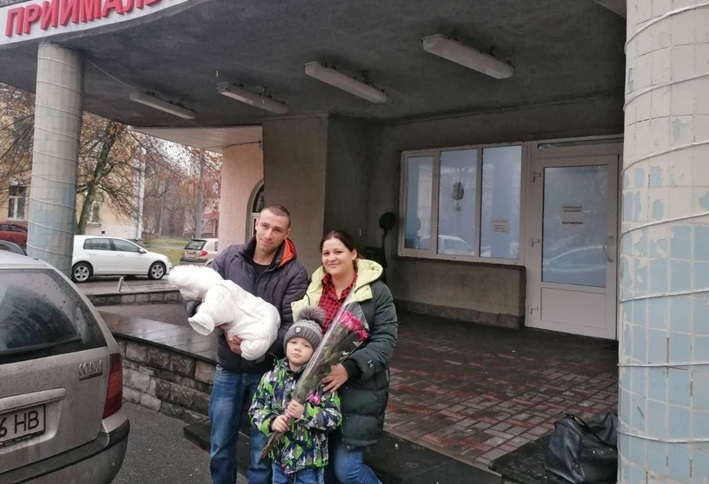 Подружжя Вакуленків із сином Дімою та новонародженою Юлечкою