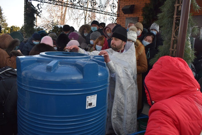 Біля бочки з освяченою водою
