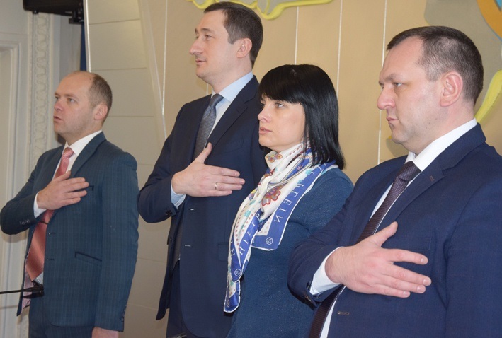 Сергія Дяченка (крайній ліворуч) представив тодішній голова КОДа Михайло Чернишов. Нині він міністр в уряді Дениса Шмигаля.  Крайній праворуч -- Василь Володін, нині голова КОДА. 