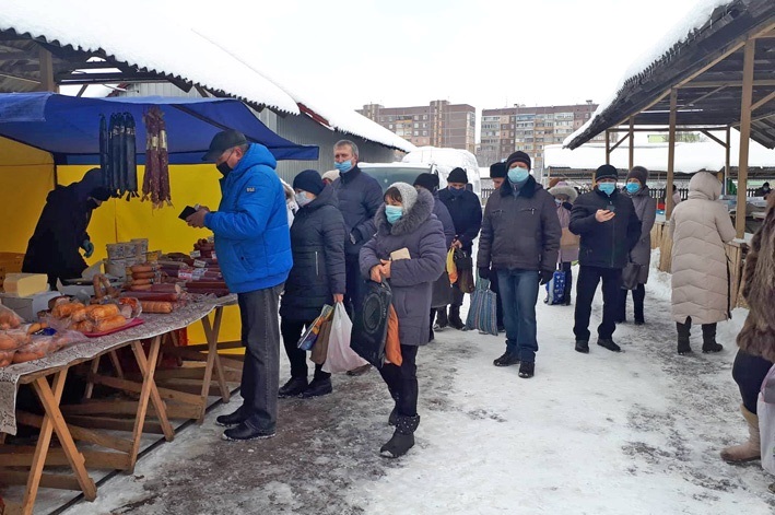 Люди стоять у  черзі за ковбасними виробами