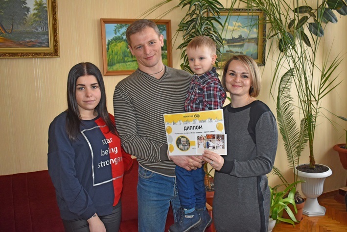 Родина Юхименків приймає вітання від Анни Шелест