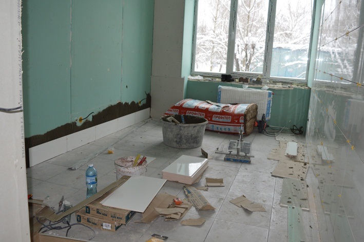 Стіни в медкабінетах облицюють білою глянцевою плиткою  
