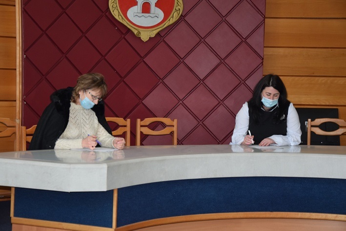 Людмила Аронська та Тетяна Кузьменко складають конкурсний іспит 