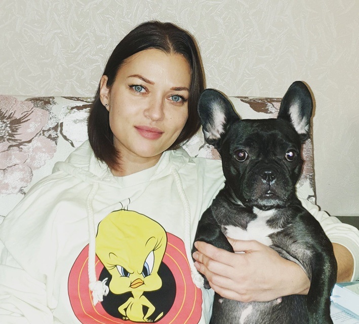 Аліна Литвин зі своїм домашнім собакою