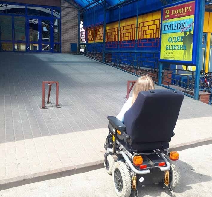 В деякі заклади Аліна не може потрапити самостійно