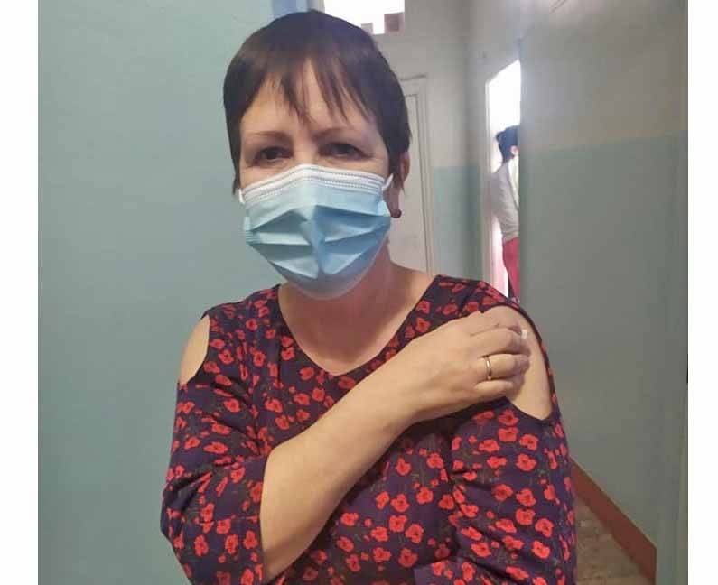 Лариса Кузьменчук до вакцинації підготувалася – одягла «спеціальну» сукню