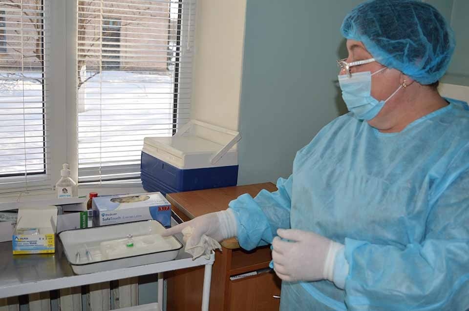 Світлана Набок показує льодові ванночки  з вакциною