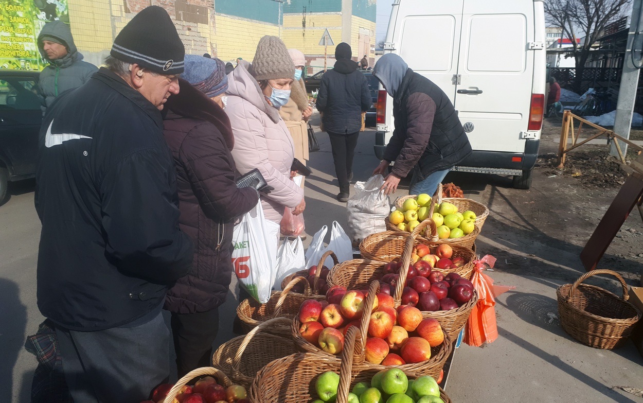 яблука на базарі