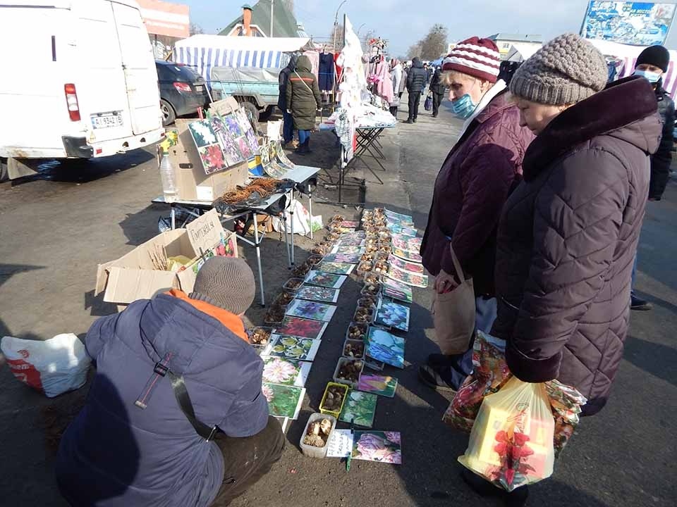 Юрій Федорович консультує, як правильно висаджувати квіти