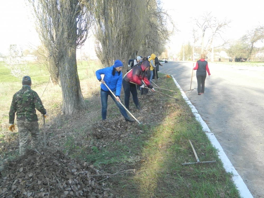 Благоустроєм вулиці Богданова  займаються працівники Центру звязку та управління ДСНС України в м. Переяславі 