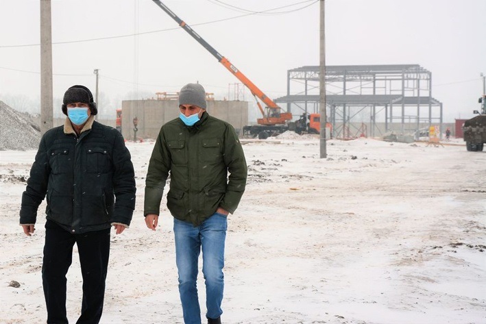 На другому плані обєкти: очисна споруда та частина каркасу нового заводу 
