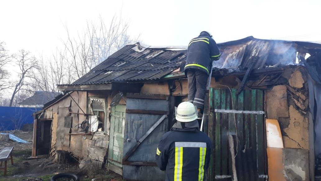 Вогонь знищив покрівлю сараю