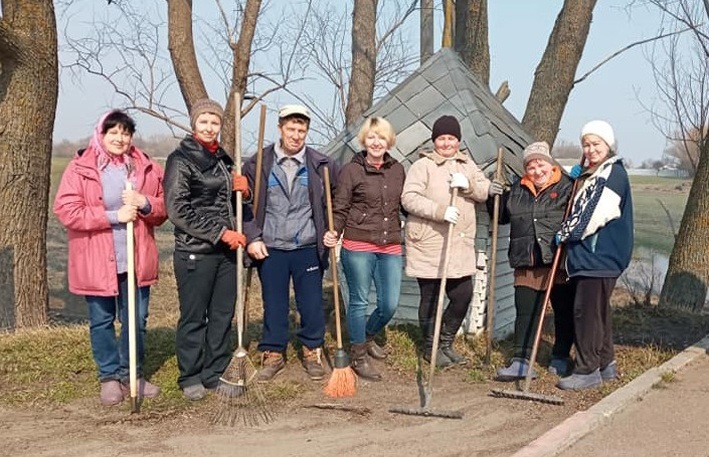 Працівники Виповзького старостату почали прибирання в селі 