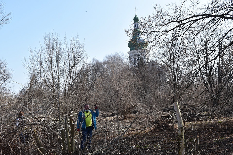 На території військового містечка зарості повсюдно