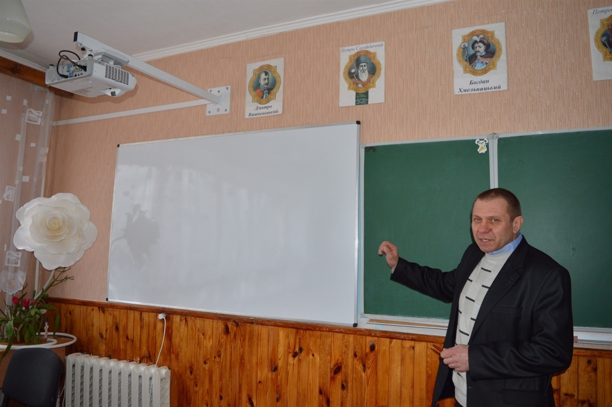 Віталій Дідичук показує новий мультимедійний комплекс 