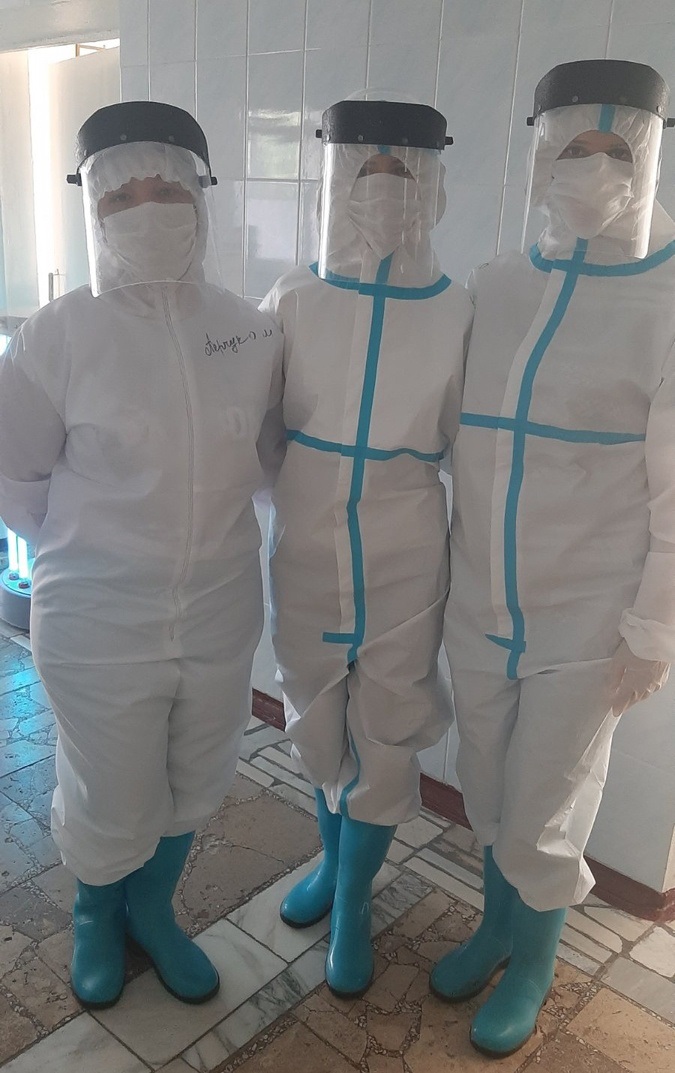 У таких костюмах  медсестри працюють всю зміну,  щоб пізнати один одного, то  підписують імя на грудях 