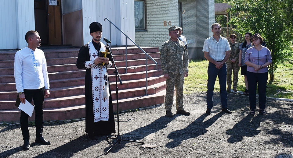 Отець Іван Будняк благословляє призовників на мирну службу