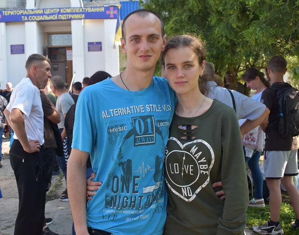 Вадима Немеша проводжала до армії його дівчина Каріна Слизька