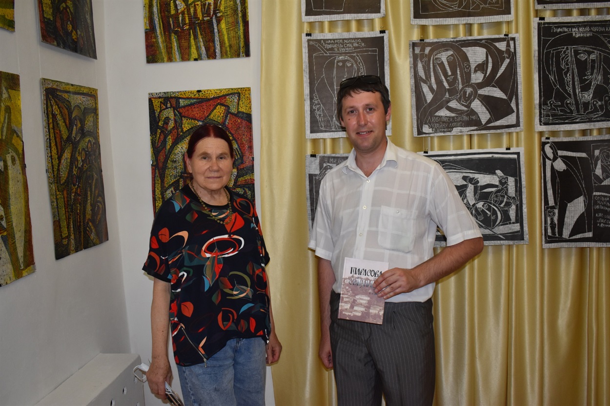 Ганна Манжара та Віктор Ревега - завсектора обліку музейних цінностей відділу науково-фондової роботи
