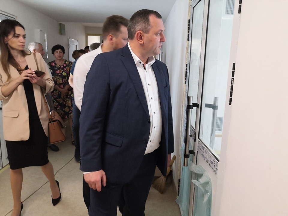 Василь Володін інспектує ремонтні роботи
