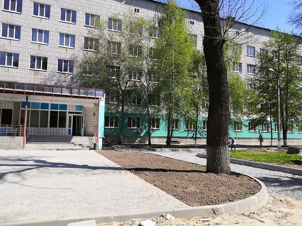 Завершити благоустрій біля корпусу не можуть через труднощі з водовідведенням