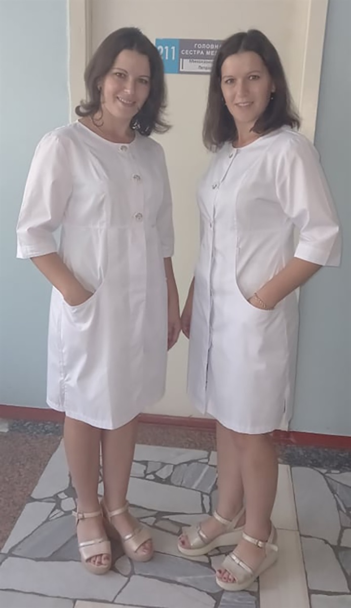 Сестри близнючки разом працюють