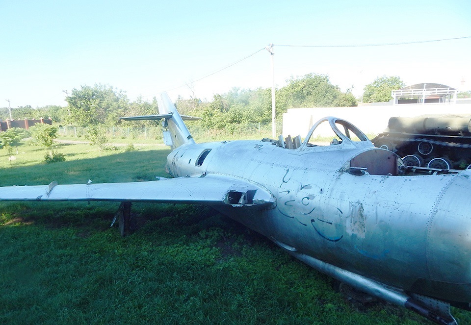 літак МІГ-17 розбирають по частинах