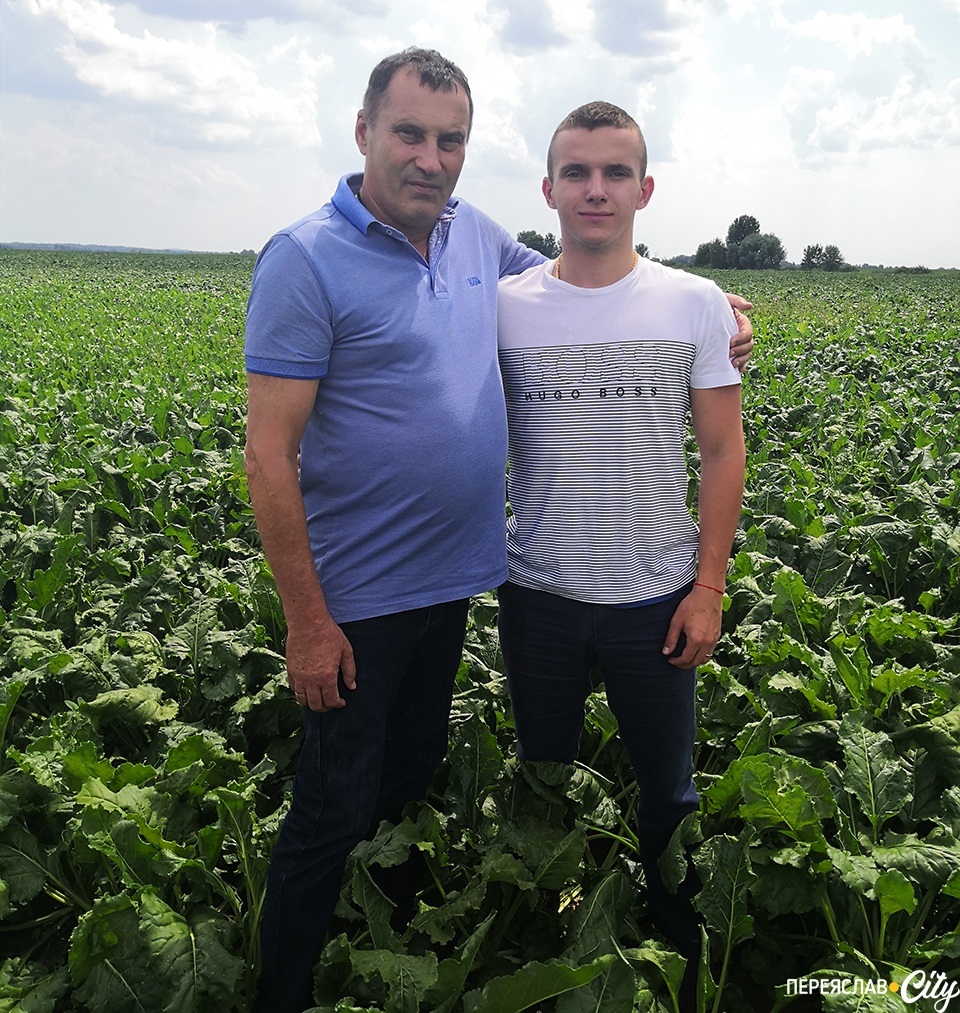 Олександр Ярема із сином Григорієм задоволені оглядом  бурякового поля  