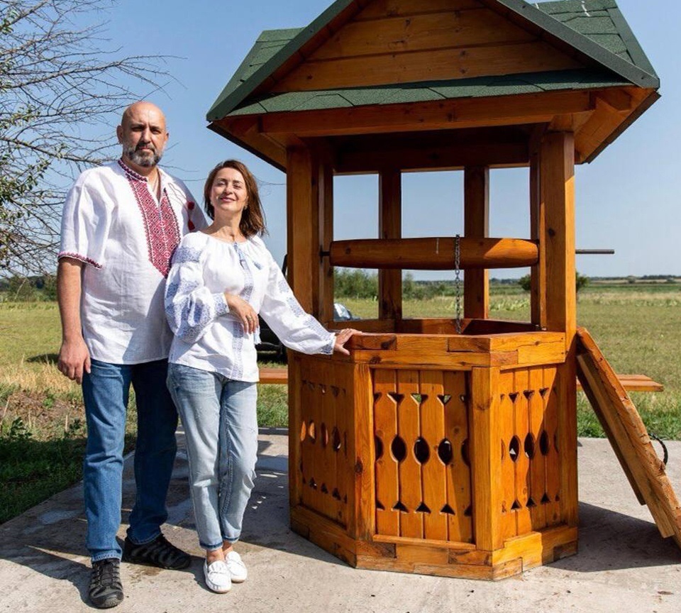 Сергій Кривонос і Анна Кузьменко-Лебедівська біля козацької криниці
