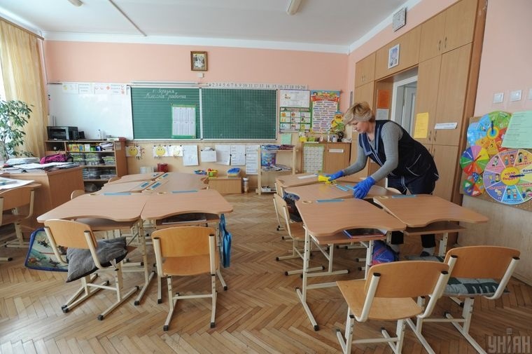 На "червоному" карантині до школи зможуть ходити тільки початківці, і то за умови вакцинації працівників  