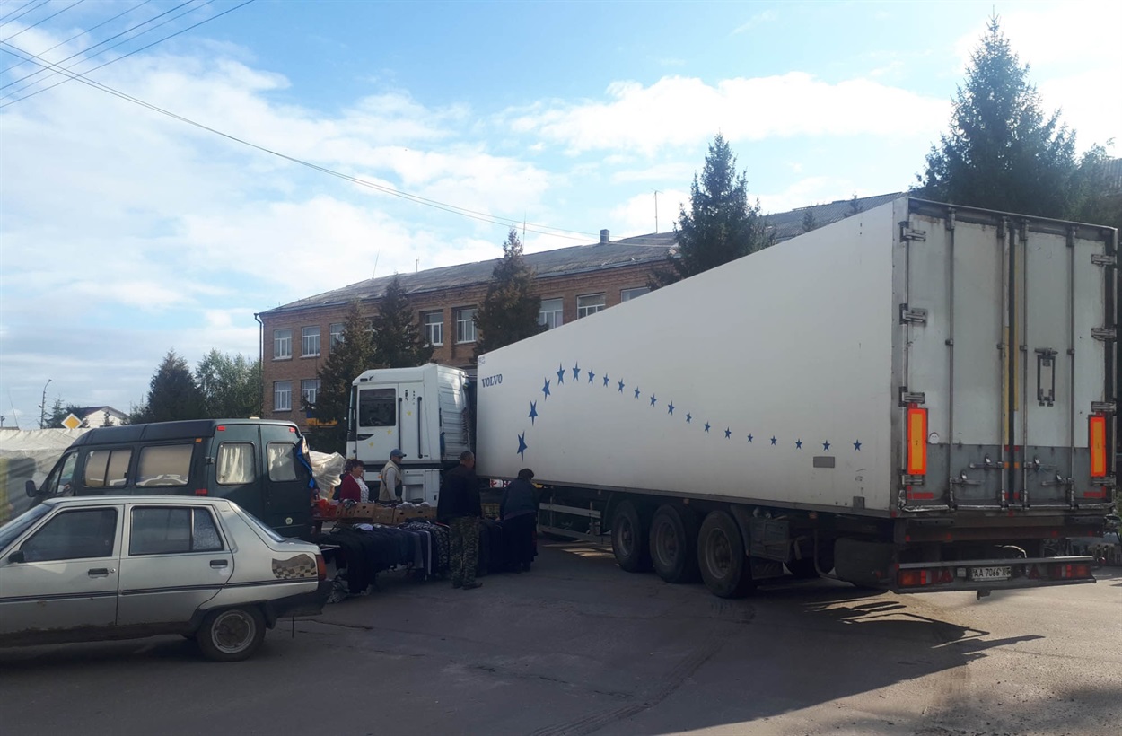 Торгівці скаржаться на те, що під час торгів Шкільною їздить транспорт 