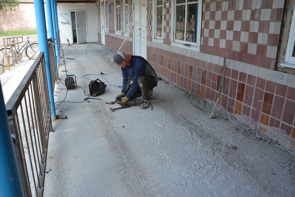 В адмінбудівлі розміщується старостат, медпункт та поштове відділення