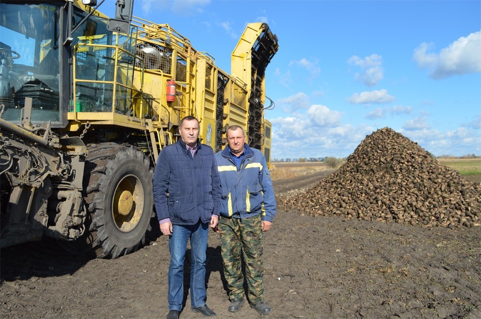 Олександр Ярема та Олег Загородський біля нового комбайна